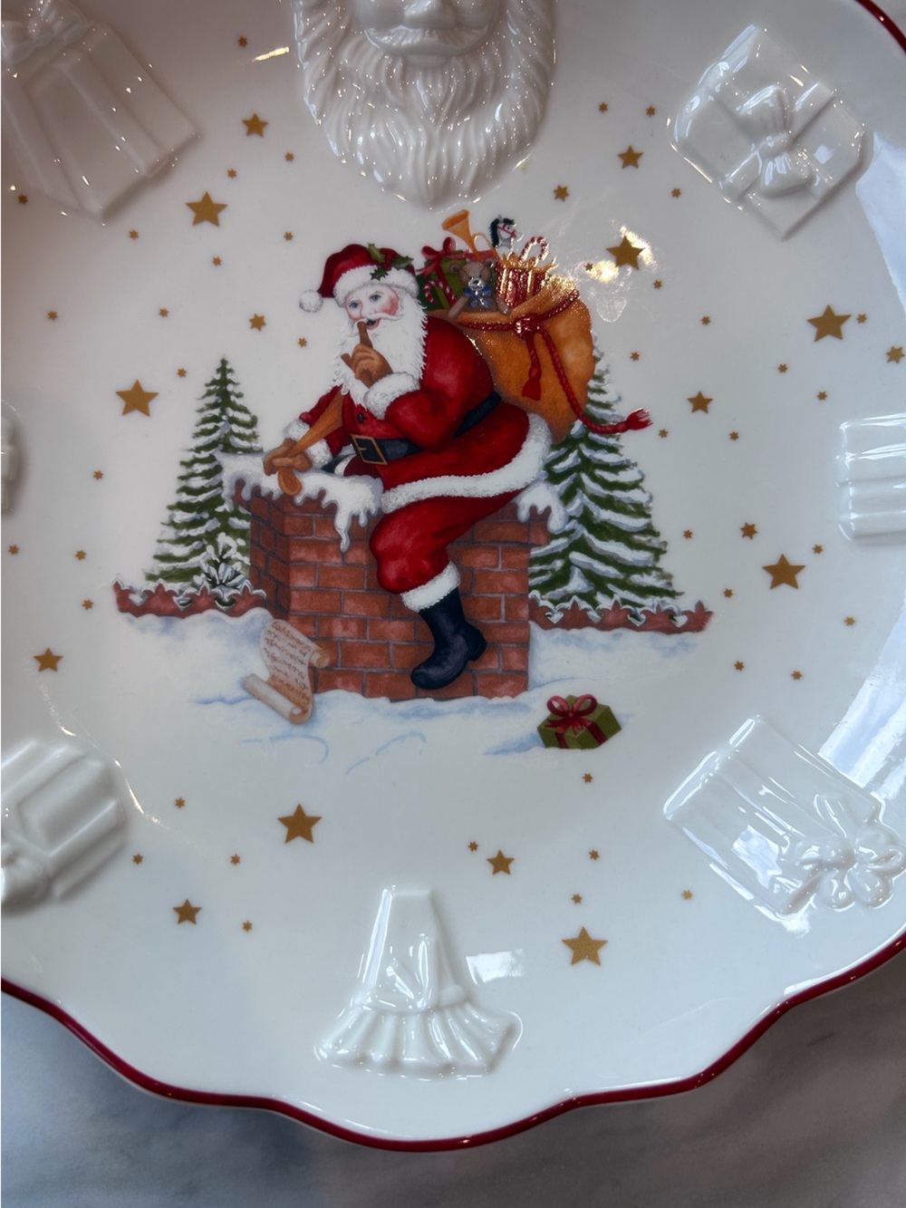 Villeroy and Bosch Santa on Rooftop Serving Bowl - Picture 10 of 13
